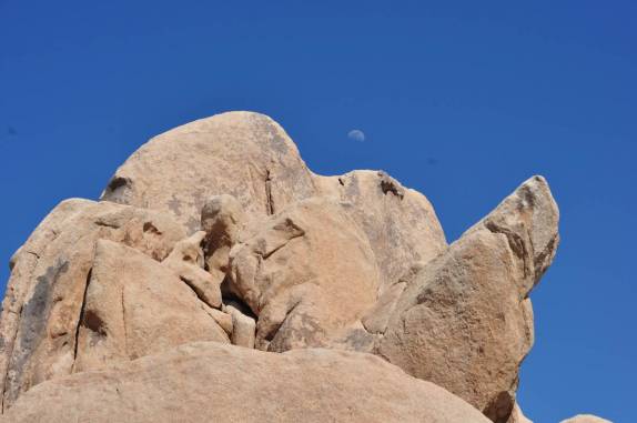 A lua sobre um dos muitos rochedos de Joshua Tree National Park, região de Pioneertown, na Califórnia - Estados Unidos
